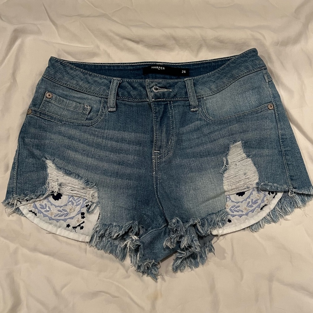 Jean shorts with embroidered pockets